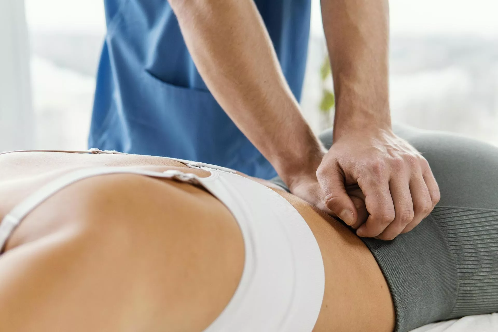 Mannlicher Osteopathischer Therapeut Der Die Untere Ruckenwirbelsaule Der Patientin Uberpruft 68e8fe2144e4c