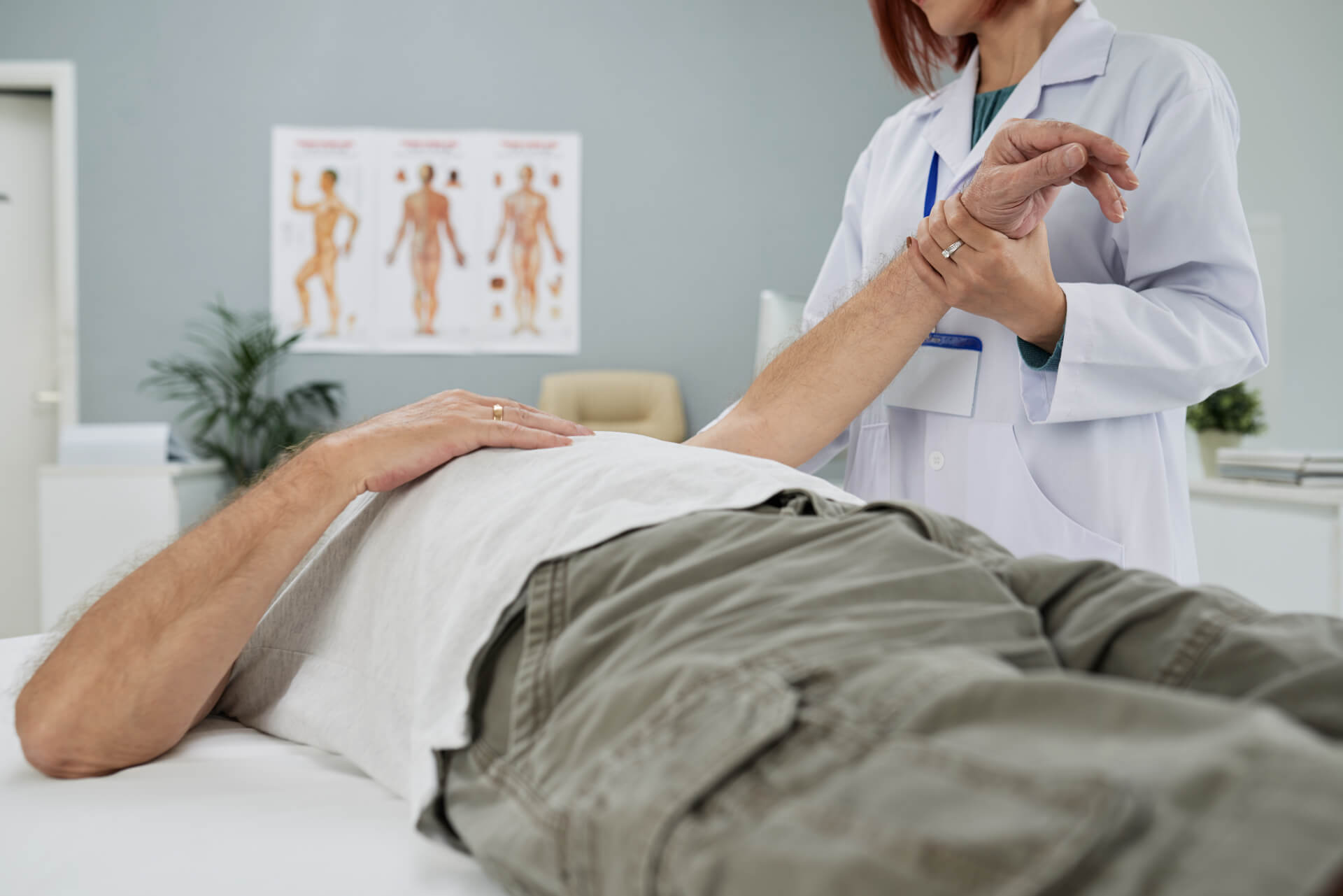 Untersuchender Alterer Patient